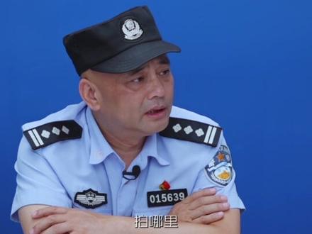 大哥到处偷拍,理由还怪幽默的👀#守护解放西4 #守护解放西