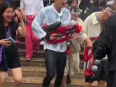 黄子韬徐志胜参加泼水节,被泼到连喊认输,网友:太好笑了
#黄子韬徐志胜来过泼水节了 #黄子韬来芒市过泼水节了