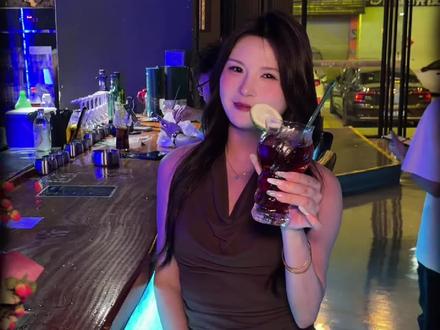 【小金口·A-KingBar德州酒馆】 年轻人放松新打开方式 ~这里既可以玩桌游还能微醺!
#德州扑克搭子找起来 #AKingBar德州酒馆 #娱乐局搭子 #运气爆棚的牌 #微醺的感觉刚刚好