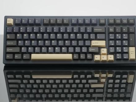 【客制化旗舰】VGN S99系列键盘体验
跟随本期视频,一睹VGN最新旗舰键盘S99的魅力吧!VGN S99系列键盘将于6月8日18:30开售。S99采用极具质感的外观设计,纯正板簧GASKET结构,单键开槽PCB,超旗舰消音填充、高质量PBT原厂键帽、铝合金个性化背板、镀金色PVD装饰条,1680万色RGB、三模连接,支持VGN HUB和SMARTSPEED X技术,无线延迟<2.9ms。#键盘 #机械键盘 #VGNS99 #游戏键盘 #键盘推荐