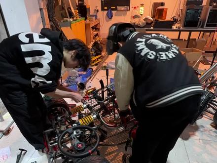 在超市抢鸡蛋输给了张大姨!?我决定把四缸发动机装在购物车上… 咱们的【赛道版购物车】已经有模有样,这期视频做好收尾工作直接拉去封闭场地试车【全网最详细在家手搓赛车教程】#手搓万物 #改装 #赛车 #手工diy