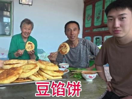 农村大铁锅烙点发面饼蓬松暄软,搭配鸡蛋柿子汤,一家人吃挺香 #农村美食 #乡村守护人