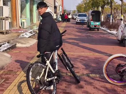 特别提醒一下,气压前叉不要轻易尝试放气,不然你就得来找我们救援了