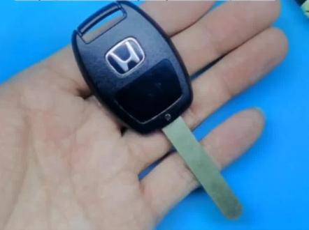 #本田雅阁钥匙换电池 #本田飞度钥匙换电池 #本田锋范钥匙换电池 本田全系列钥匙更换电池以及电池型号的选择