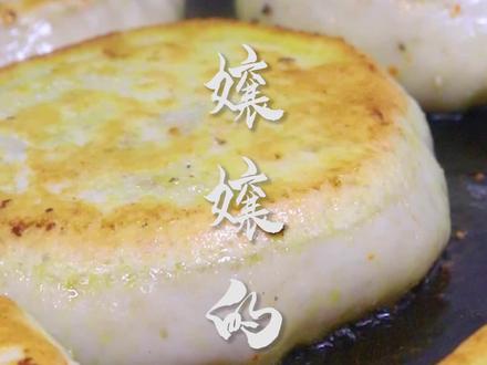 这家店不仅店内环境像极了小时候孃孃家的样子。就连饼都是孃孃的味道,内馅超级厚,饼内还有鲜香的汤汁,就感觉回到了小时候去孃孃家的样子。#美食探店 #特色小吃 #美食推荐