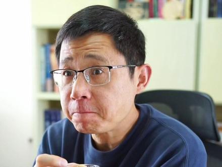 给女儿的建议:别早结婚,去多谈几次恋爱! 不谈个十次八次恋爱,怎么算年轻过?当爹的绝对不让你在最该野的年纪,早早被套上“妻子”和“母亲”的壳!#人间清醒 #父爱如山 #恋爱观 #女性成长 #家庭教育