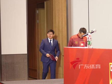 中国男足新任主教练邵佳一1月4日在广东肇庆出席媒体见面会。他在会上发表履新感言,表示成为国足主帅是自己教练生涯的荣誉,最终的目标是率队打进世界杯。