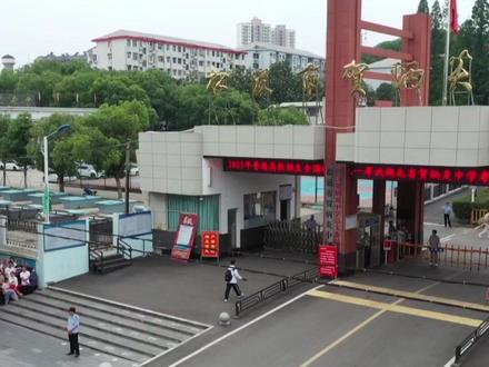 【松滋融媒:叶振 陈俊龙】直击2025高考首日!考生有序入场,为梦冲刺!祝所有考生旗开得胜,马到成功!#高考 #高考首日 #松滋高考