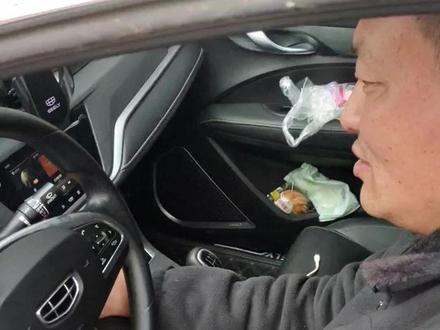 2021款吉利帝豪保养复位方法1.关闭点火开关2.左手同时按住仪表菜单和Set健3.打开点开关2档4.保持17一25秒,黄色扳手即可消失。