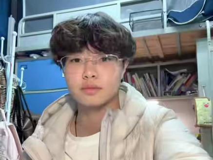 选科不迷路,学长来指路 学长说选科|物生地选科学姐选科指导
兴趣是选科的基石,谢宏指出自己在高中阶段对生物和地理有着良好的掌握度,这是他选择“物生地”组合的首要动力。
从专业覆盖角度看,选择物理学科能够解锁90%以上的高校专业,极大拓宽了学生在工科、理科及农学领域的升学路径。
赋分制度下,地理和生物因参考人数较多,成绩波动相对较小,适合中等水平的学生获取稳定的赋分成绩。
物理科目虽然升学优势明显,但难度较大,学生需客观评估个人适配性,切勿因盲目追求覆盖面而忽视学习压力。
选科时必须结合职业规划并保持独立判断,不应受“文科无用论”或同伴压力影响,要为自己的高考结果承担最终责任。