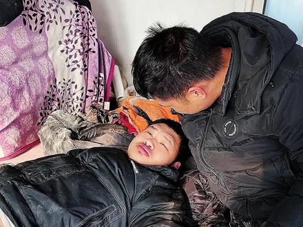 #癫痫发作 #小脑萎缩 #记录真实生活 #智障弟弟 #双胞胎 这俩天也是溜达冻到了,开始抽了。不是太严重。