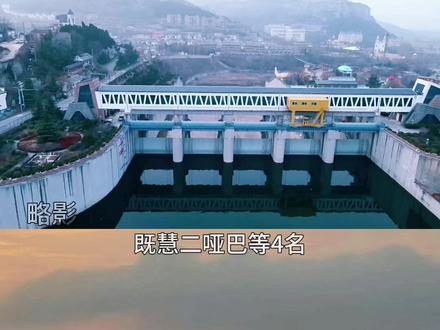 晚清山东:2. 血染教堂,朝野震动 引发广泛关注、影响深远的“巨野教案”,其冲突与影响,在山东近代史上留下了深刻的印记。由于事发地巨野县当时隶属于曹州府管辖,故史籍中也常称之为“曹州教案”。教案发生后的第十二天,即1897年11月13日,德意志帝国以护教为名,行殖民之实,其远东舰队强闯胶州湾,以武力威逼清政府签订了《胶澳租界条约》。这份条约不仅将山东划为德意志的势力范围,更使得胶澳这个渔村逐渐蜕变为殖民都市青岛,由此开启了这座滨海要塞向近代化大都会演进的历程。
尤为引人关注的是,巨野事件从一开始就与义和团前身组织“大刀会”有着千丝万缕的联系。事件中民众的行为模式,实际上为1899年义和团运动提出的“扶清灭洋”斗争策略进行了预演。正因这种承前启后的特殊性质,史学界将巨野教案与冠县教案、大足教案并列为揭开义和团运动序幕的三大标志性事件,它们堪称近代中国民族意识觉醒的重要节点。
在这场世纪变局中,山东成为了东西文明剧烈碰撞的舞台。从黄河滩头到胶州湾畔,农民们挥舞着大刀会符旗,传教士手持福音书卷,官员们在“保教权”与“卫道统”之间艰难地寻找着平衡,而紫禁城里的帝王则被困守在宗庙社稷与列强威压的夹缝之中。当农耕文明遭遇工业文明的冲击,当乡土信仰与基督神学发生碰撞,这片浸润着孔孟之道的土地上演了一幕幕空前复杂的权力博弈。乡绅们试图维系着礼教纲常,会党则在暗中积蓄力量,洋商们觊觎着矿产和铁路,而那些挣扎在生存线上的千万百姓,正将土地兼并带来的切肤之痛转化为排外情绪。胶济铁路的汽笛声打破了儒学圣地的宁静,教会庄园的尖顶逐渐改写了千年的农耕图景,而事件赔款所转化的苛捐杂税,最终将更多的破产农民推向了义和拳的坛场。#菏泽 #巨野#青岛#义和团#近代史