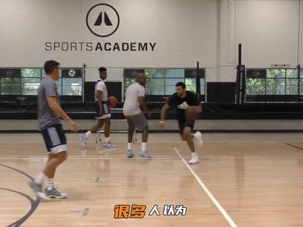 告别手感玄学!学会穆雷这4点 贾马尔·穆雷的关键球能力绝非偶然“手感”,而是建立在NBA最稳定的投篮机制之一上。本期视频将系统拆解他赖以成名的四大投篮核心:1. 髋部对框(如何建立身体与篮筐的绝对直线,并在空中完成调整);2. 低定点出手(现代篮球趋势,为何在眼睛高度出手能带来更顺的力量与节奏);3. 脚步微外转(细节中的魔鬼,如何通过脚位减轻肩部压力);4. 双脚起跳(最大化爆发力与稳定性的起跳模式)。无论你是接球投手还是持球创造者,理解并练习这套机制,将帮助你在移动、对抗和高强度防守下,依然保持投篮动作不变形,显著提升命中率稳定性。#贾马尔穆雷 #投篮教学 #投篮机制 #篮球基本功 #投篮稳定性 #掘金