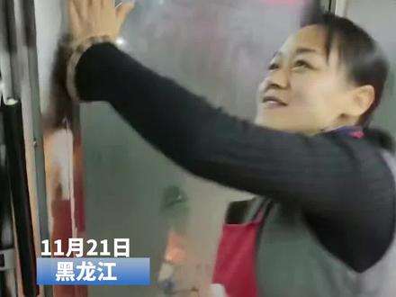 男子买完粘豆包,店门卡住打不开,拍个视频留“证据”,句句是包袱。