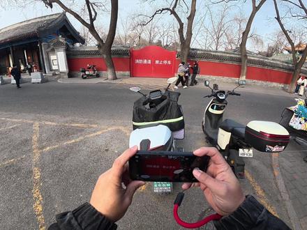 小米17Ultra扫街,徕卡色彩直出你看怎么样? 这一期第一视角摄影,我带着刚到手的
Xiaomi 17 Ultra by Leica来到了最熟悉的北京鼓楼附近扫街。
这次17U的色彩真的是更顶了,直接打开拍照模式,选择右下角的徕卡滤镜。
这些滤镜和徕卡相机里的一模一样!一模一样!
话不多说,视频里照片可都是直出啊!
#小米17ultra #小米徕卡 #手机摄影 #街头摄影 #摄影灵感