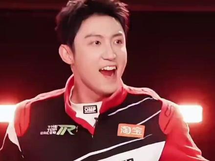 李伦他们家再多钱,车队也是中速天梯
但是林臻东,他的车队叫臻东车队