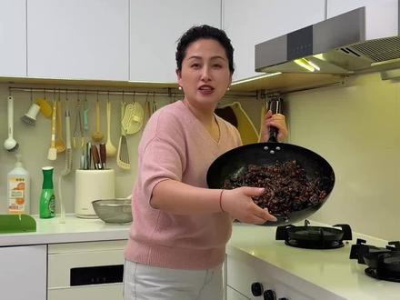趁着蒜苔便宜【牛肉蒜苔咸菜】赶紧安排起来,配馒头、米饭,夹馒头都是绝绝子#牛肉咸菜#烀咸菜#记录真实生活