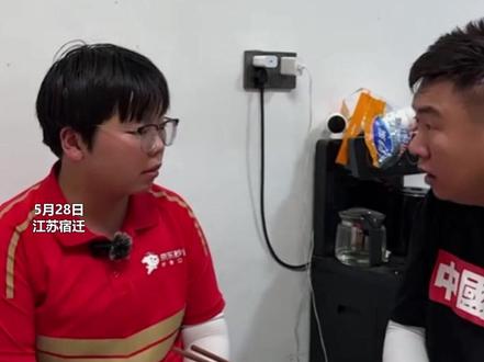 “05后 ”女生跑外卖独自养活3个弟妹,“没有带孩子经验 怕他们受委屈”京东回复:会提供帮助 请大家放心!#感动瞬间 #感动 #05后