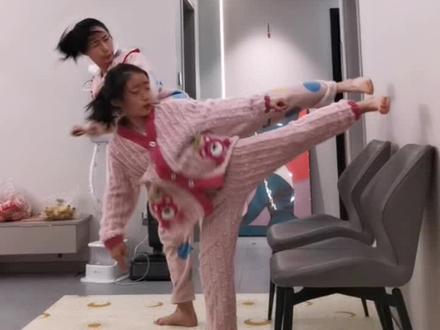 后腿抡踢➕转身侧踢 学会这一招你也能一招制敌#一招制敌 #跆拳道 #腿法 #居家锻炼 #内容启发搜索