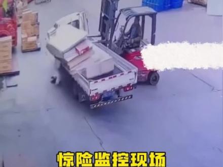 叉车操作不当 货物倾倒压倒理货女子 知情者:女子无大碍