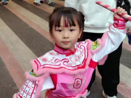 深圳首秀!英歌舞圣女庄恩琪炸场!潮汕英歌舞宗门圣女庄恩琪,今天在深圳第一次开场!太可爱!这小姑娘跳出了中华民族的气势!值!#英歌小女孩 #庄恩琪#元宵节快乐