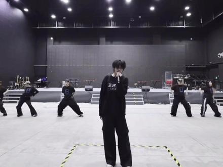 #橹穆 我又想起来了那个16秒先后出现的视频omg
(二编:视频里的站位布局有点不对,新的发在plq了)