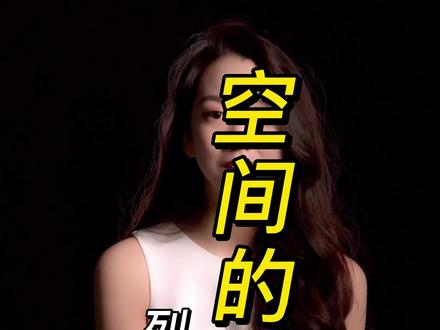列斐伏尔视角下的空间概念
列斐伏尔对空间构成问题的研究是50年代在莫瑞尼斯,他对乡村衰败的批判中启发而展开的。他认为当前的哲学研究中没有认识到“空间”的社会性与政治性,将“空间”与资本主义社会中的生产关系的生产与再生产、国家的意识形态、政治相剥离是错误的导向。因此,列斐伏尔对“空间”进行了全新的阐析。他认为,“空间”包含了自然空间、精神空间与社会空间,而不再仅仅只是某种容器、中介亦或是工具。其中,社会空间就是社会关系生产与再生产的空间,它存在着被我们影响的同时,也影响我们的双向关系。不同的是社会属性造就了“空间”的复杂性与多样性,他在《空间的生产》一书中列举了空间包含了自然空间、文化科技、艺术空间、音乐空间、精神空间等。将空间“切片”,可以打破大众对“空间”认知的局限。此外,列斐伏尔认为空间是可感知、可被构想以及可操纵的,为进一步说明空间的社会属性,他提出了空间三元性,即空间实践、空间表象、表征性空间。列斐伏尔的研究观点打破了“空间”二元对立的封闭模式,开启了“空间”的无限性,令人们对“空间”的认知上升到了全新的高度。 #北京瀚唯环艺建筑设计院 #列斐伏尔 #空间概念