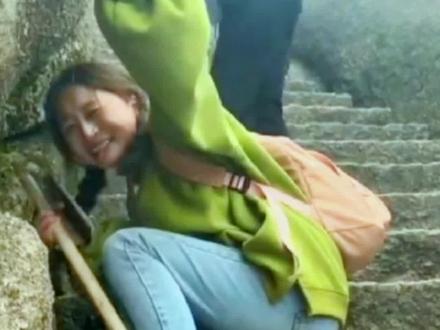 完美诠释了什么叫上山容易下山难,画面令人哭笑不得#搞笑视频 #专治不开心 #上山容易下山难