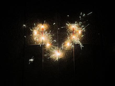 五根仙女棒的快乐!#仙女棒烟花 #仙女棒的正确点燃方式