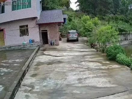 两声巨响狗都吓飞了😂#最美乡村风景