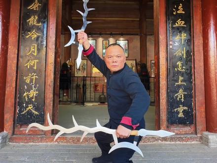 鹿角钩:鹿角分锋锁万兵,钩魂夺魄不留情! #百YOUNG非遗计划 #30秒带你解锁奇门兵器 #功夫 #非遗传承 #万岁山武侠城