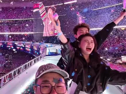 喜人上张杰鸟巢小火车闹的那些笑话哈哈哈哈哈 #喜人 #张杰 #张杰北京鸟巢站 #彩带 #喜人在张杰演唱会团建了