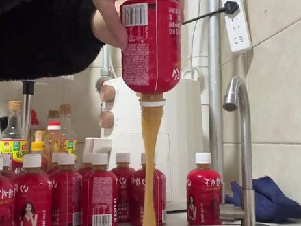 网传饮料“山楂树下”“限售”山东?多名网友拍视频倒饮料表达不满,客服回应:可能有误会,正常发货#山楂树下 #客服