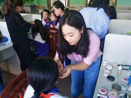 #每一张照片都是满满的回忆和足迹 2017年7月底自己背上行李选择去南方实习,那是我第一次去南方,从呼和浩特到广州,从广州到虎门,从虎门到深圳,从深圳最后到达东莞道滘镇中南学校,每从一个地方出发身上就会多几件行李,甚至舍不得扔掉洗脸盆,被子这些东西,然后穿梭在广州深圳的大街小巷,坐了无数种交通工具不停的倒车,等车,换车……现在的我无法想象几年前一个小女孩的勇敢,果断。从小爱闯荡的我无比怀念自己远离家乡出去工作的经历,非常感谢自己经历的一切,中南学校让我至今难忘,南方的孩子要比北方的孩子上学早,所以我惊叹一年级的小朋友那么小要自己打饭,洗碗中午趴在桌子上睡觉,这一点我们北方从来没感受过,我惊叹学校里的每一位孩子只要在校园里碰到老师都是90度鞠躬说老师好,文明礼仪超级棒!我惊叹那里的规章制度老师们的多劳多得少劳少得,惊叹所有的老师们都来自全国各地在他乡生活的无奈和勇气!感叹时光飞逝,距离大学毕业也已经五年时光了,自己确是真真实实的和孩子们一起度过的,一直在热爱着这份职业,也确实度过了自己最瘦最青春洋溢最漂亮的时光,哈哈!感叹我们几个女孩子靠自己在南方工作,赚钱,走了那么多地方,看了那么多风景,认识那么多朋友,没有遗憾,只有怀念!