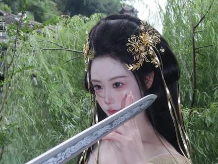 金色虞姬|在凤凰古城被追问一路的虞姬妆造! #凤凰古城 #凤凰古城旅拍 #虞姬 #妆造 #汉服