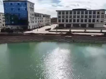 #柬埔寨 网友爆料:柬埔寨 (磅湛 七号园区)位于柬埔寨72号公路段也是靠近越南边境
(4000人-7000人 ,每个月诈骗国内数十亿人民币)
(一期22栋楼 二期建筑格局也是22栋楼,加50栋左右别墅组成的园区) 三期还在开发过程没有竣工
一栋楼有四层 1层是办公区域 234层为宿舍 大概都是这样 一栋楼简单算了一下有200多名中国狗推。一期➕二期44栋 等于里面有约8000-11000名中国员工
有三千人做同一个模式 色粉空降 其他六千人也超过百分之八十都是做国内各种项目 剩下的做海外项目 说说这个国内色粉空降吧 三千人做每个月业绩15亿人民币左右 而且做的时间也不短了 这是多少国内人的血汗钱
园区管理模式 每天都最少上班14-17个小时 全年无休 每天精神都是高压状态 离职是非常非常的困难的 赔付也不让走 业绩稍微差一点每天挨骂挨打 提离职挨打 园区配备了非常多的本地保安和本地打手