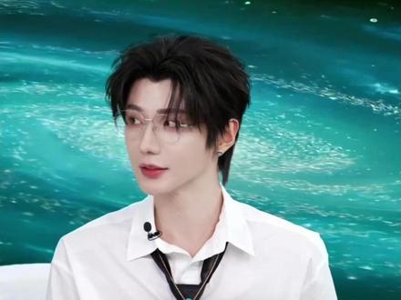 感觉不是我想多了!他就是想说情侣装! #热点 #云旗郝熠然 #云旗创可贴 #捏脸