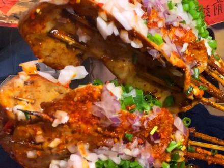 6.9一片的烤腰片!龙泉的烧烤好吃又实在。 每天菜市场现买的新鲜腰子,一个腰子最多只片4片。秘制的红油加上超多的小料,腰片包着小料吃太爽了。还有8毛钱一串的烤牛肉串,一把也才20块钱。虽然跑一趟两个小时,但真心值得。#成都美食 #龙泉美食 #烧烤呀撸串呀 #烧烤美食 #美食vlog