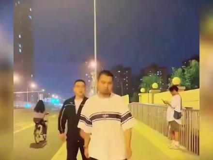 圆脸络腮胡,成都林心如!