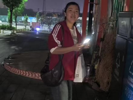 跟你们这帮过520的拼了,我就不信我翻遍垃圾桶还捡不到一束花了。果然……#520礼物