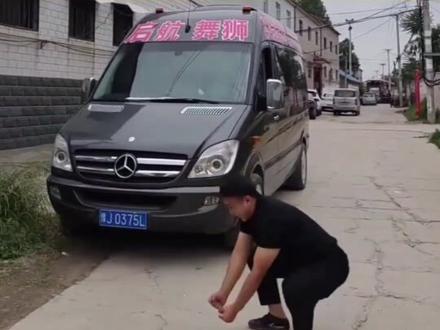原来舞狮狮尾下面是这样的😂#当你emo了怎么办 #搞笑网友跳舞 #营销号大赏