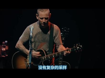 当这帮暴躁的金属硬汉开始温柔,世界都安静了 在重金属和硬摇滚的世界里,力量感往往是主旋律。但今天,我想带大家去听听那些“硬汉”的另一面。 为什么 Slipknot 的《Snuff》会让主唱当场哽咽? 为什么 Scorpions 的《Still Loving You》能引发法国的婴儿潮? Rammstein 为什么会写出一首“背叛”工业金属的情歌? Nightwish 的极简主义里藏着怎样的北欧哲学? 本期视频,带你走进四首击穿灵魂的重型柔情慢歌。戴上耳机,我们开始拆解情感的褶皱。# Slipknot #Scorpions #Nightwish #Rammstein #音乐推荐 #宝藏歌曲