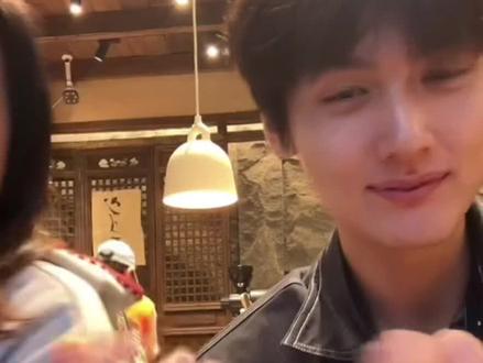 周柯宇和二哥同框
“祝直播间的假人men,暴富发发发”
“你们想看周昊杉挨打吗?”
“后面有个闪电侠(周柯宇)”
刚刚都有谁看了周家两兄弟的直播间,好欢乐,哈哈哈哈哈哈#周昊杉 #周柯宇