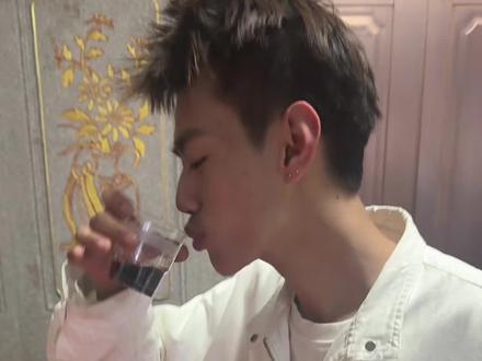 家里有九个姑姑 听到我也要掉头就跑