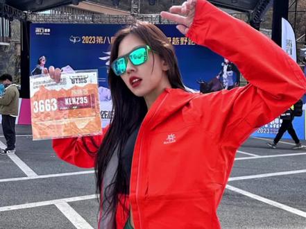 🏃⛰️四姑娘山越野赛|“小黄驴”已就位🙋🏿
四川❗️
四姑娘山❗️
今年第四场越野赛❗️
👊势(四)在必得🙋🏿35公里组3663陈晓艺就位✌️
高海拔“超级”越野,搭配了“小黄驴”套装出战🫣🫣🫣
最后,祝大家安全完赛!
祝我在山野里好好散散心🤩🤩🤩
#潮流运动笔记 #越野跑 #四姑娘山 #运动女孩#运动穿搭