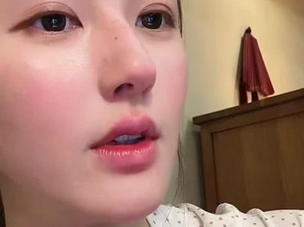 露思自我调侃自己跳的像苍蝇,明明是一句自我调侃的话,为啥会被人恶意解读,不喜欢的请不要看好吗
#赵露思#赵露思直播