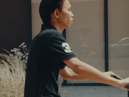 00后修车工把生活唱进说唱,这才是真正的草根Flow @张峻豪 - 我在大专刷探探|社区rapper
从网吧Q飞,到大专修车
他唱的不是黑帮,是菜市场,是夜市,是劳资要唱歌
来自贵州毕节的狠人,把“贵华”和“广博”都写进了verse里
别笑,这才是真正的草根flow。
#社区rapper #holdluv #平民说唱巨星 #音乐就要这么玩 #处处是舞台
出品:HOLDLUV
感谢:CoupleHunnid
作词 Lyricist:张峻豪
制作人 Producer:歪歪mixing
录音棚 Recoring Studio:说唱刷怪笼
音频编辑 Audio Editing:歪歪mixing
混音工程师 Mixing Engineer:歪歪mixing
母带处理 Master:歪歪mixing