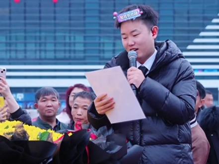 索图的仰慕者送来 向日葵,陈刚的解读有深意😁#索图 #索图大舞台直播 #陈刚 #向日 #上热搜