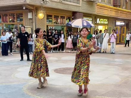 新疆人的能歌善舞是骨子里的#少数民族风情 #大巴扎