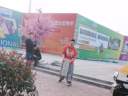 看看刘晓燕的儿子,文涛是不是一个很善良的好孩子呀?在学雷锋呢?